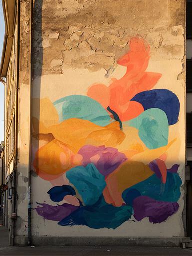 Bunte Street-Art an einer Hauswand im Zürcher Kreis 6 bei spätem Nachmittagslicht